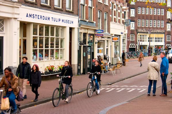 Amsterdam montrant vélo, scènes de rue et petite ville ou village