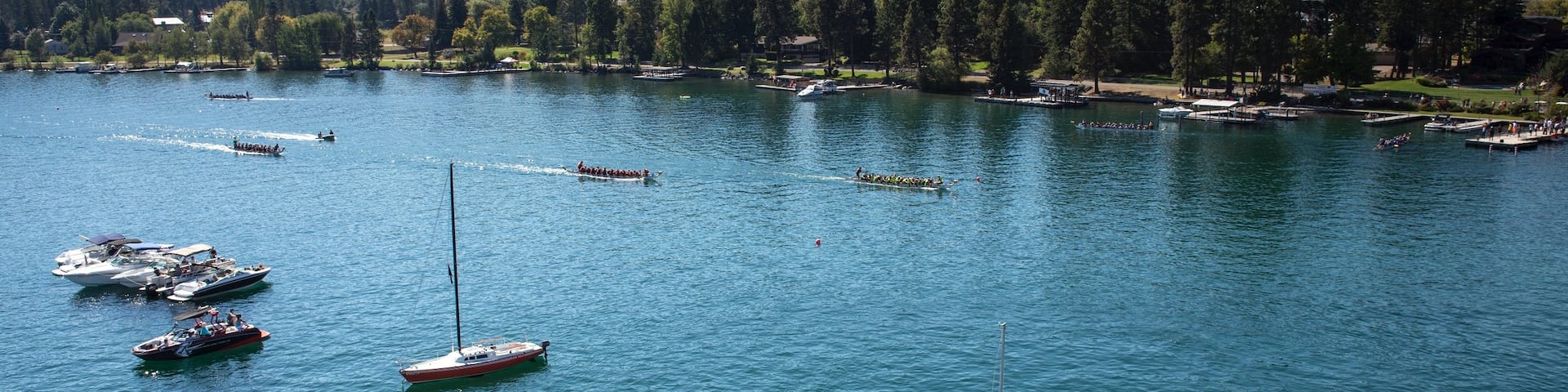 Flathead Lake das einen Wassersport und Bootfahren