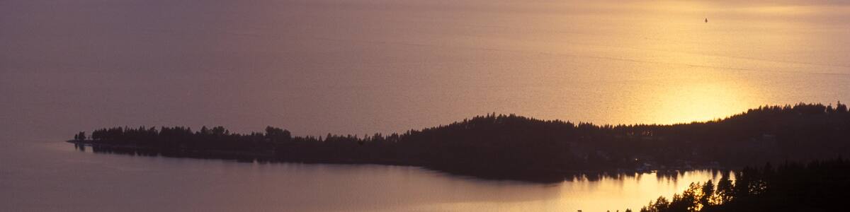 Flathead Lake das einen See oder Wasserstelle und Sonnenuntergang