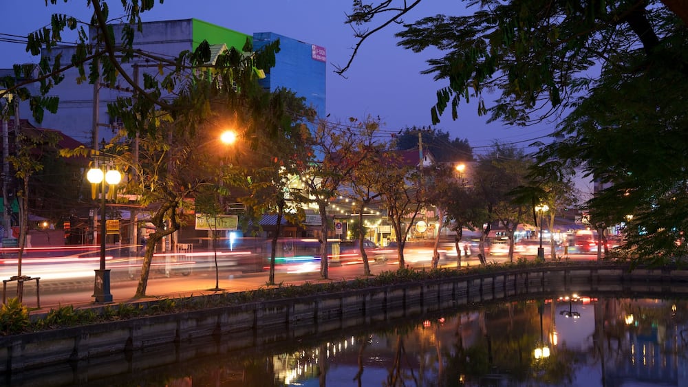 Chiang Mai mit einem See oder Wasserstelle und bei Nacht