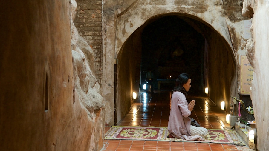 Chùa Wat Umong cho thấy cảnh nội thất và spa cũng như phụ nữ