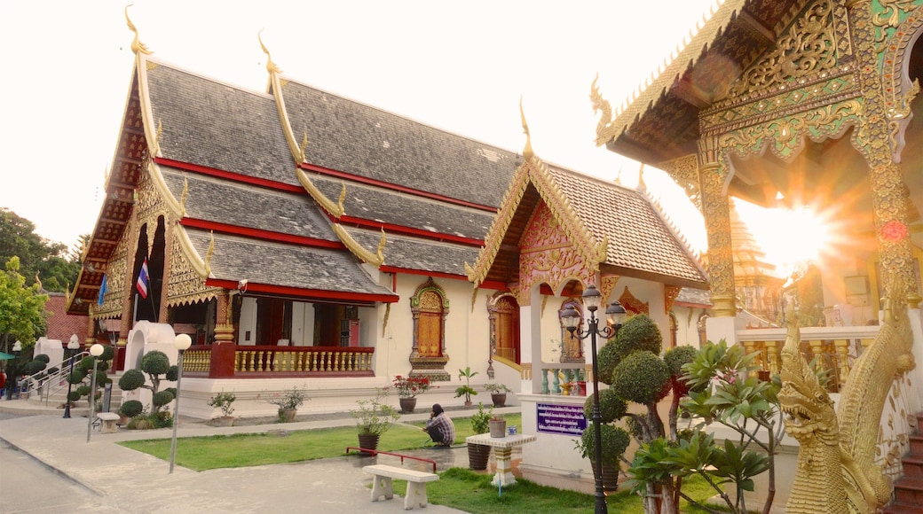 Wat Chiang Man caracterizando cenas de rua e um templo ou local de adoração