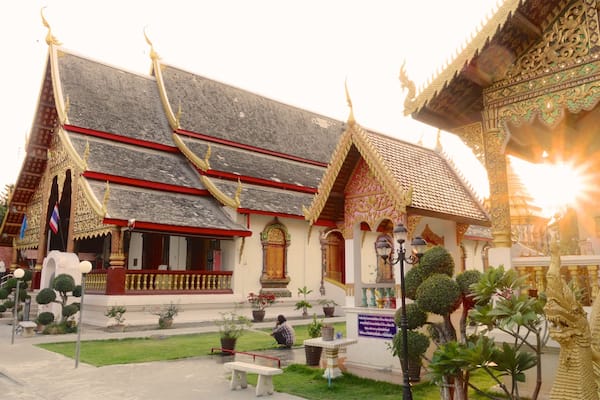 Wat Chiang Man montrant scĂšnes de rue et temple ou lieu de culte