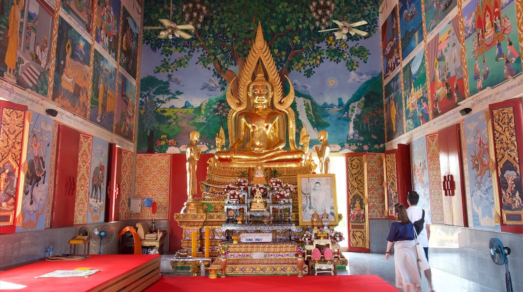 Temple Wat Plai Laem qui includes vues intérieures, patrimoine historique et monument