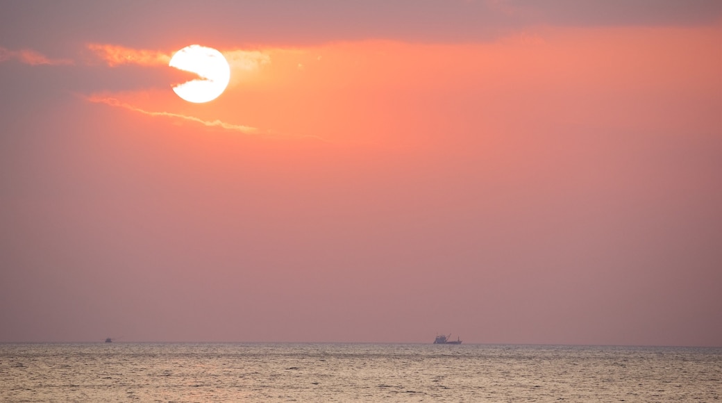 Karon strand som inkluderer solnedgang og kyst