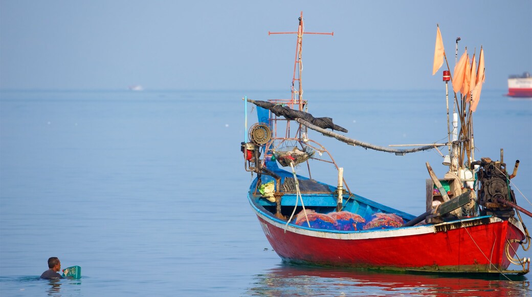 Pier von Na Thon welches beinhaltet Schwimmen, allgemeine Küstenansicht und Bootfahren