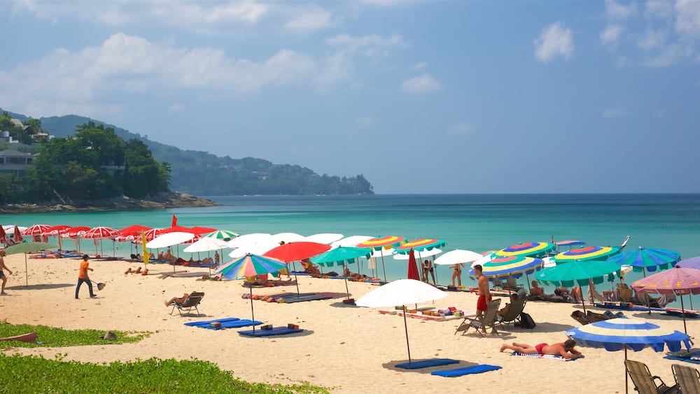 Surin mettant en vedette plage de sable et vues littorales aussi bien que petit groupe de personnes