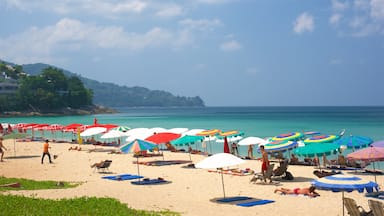 Strand von Surin mit einem Sandstrand und allgemeine Küstenansicht sowie kleine Menschengruppe