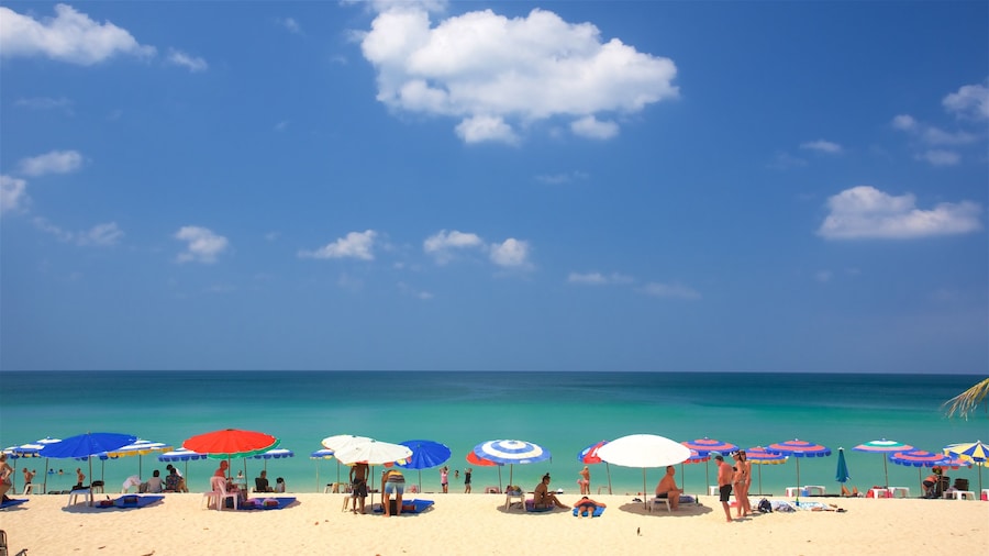 Playa Surin mostrando una playa y una playa de guijarros y también un pequeño grupo de personas