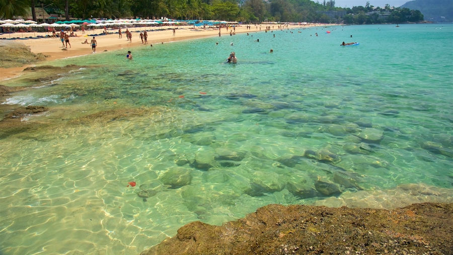 Surin Beach inclusief een strand, een baai of haven en ruige kustlijn