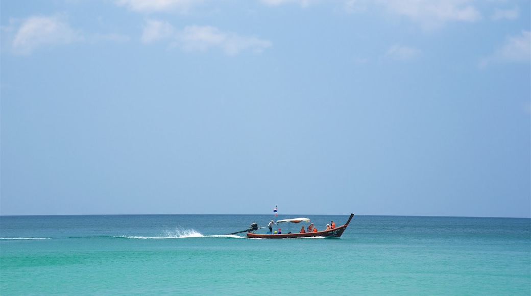 Surin Beach presenterar en hamn eller havsbukt och båtkörning