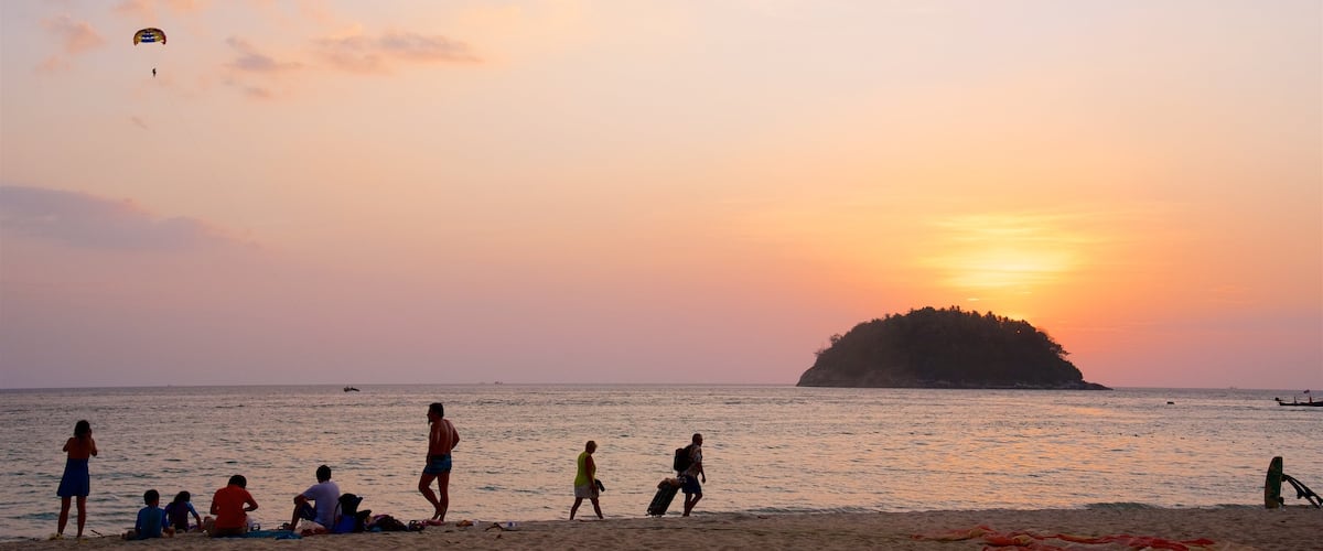 Playa Kata mostrando una puesta de sol, una playa y una bahía o puerto