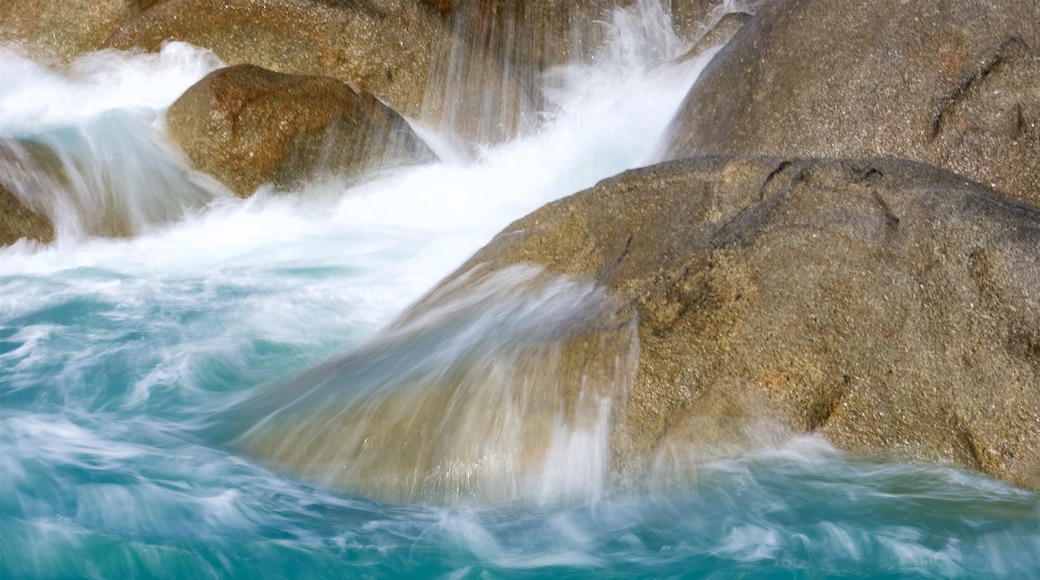 Hin Ta and Hin Yai showing a bay or harbour, rugged coastline and waves