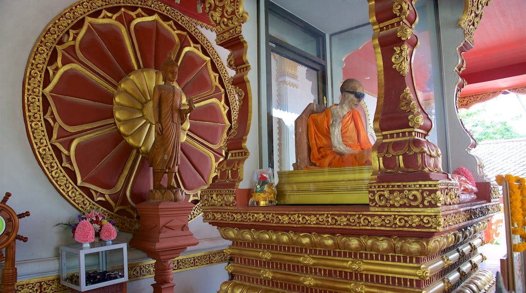 Khunaram Temple toont interieur en een tempel of gebedshuis