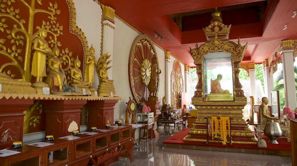 Templo Khunaram ofreciendo un templo o lugar de culto y vistas interiores