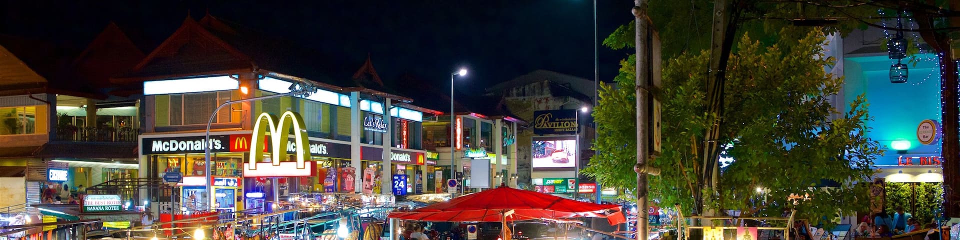 Bazar nocturne de Chiang Mai qui includes scĂšnes de nuit, scĂšnes de rue et signalisation