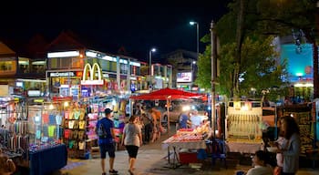 Chiang Mai Night Bazaar welches beinhaltet Märkte, bei Nacht und Straßenszenen