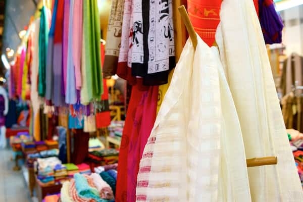 Chiang Mai Night Bazaar mit einem Märkte und bei Nacht