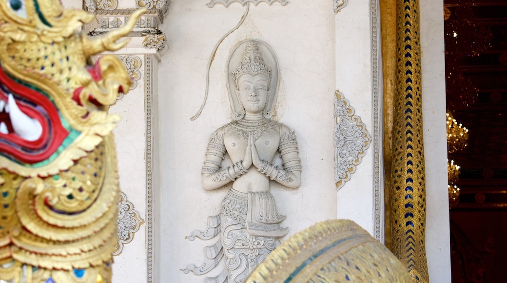 Wat Chedi Luang showing a temple or place of worship