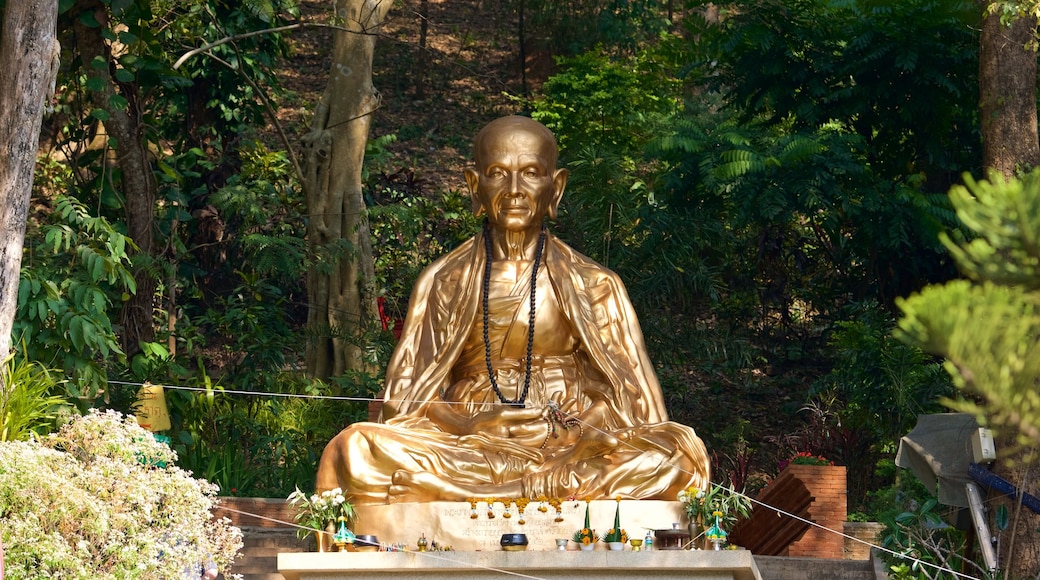 Wat Phrathat Doi Suthep welches beinhaltet Statue oder Skulptur und religiöse Elemente