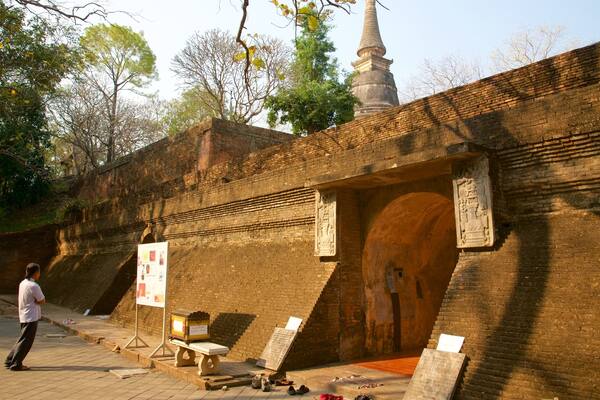 Wat Umong mettant en vedette temple ou lieu de culte aussi bien que homme