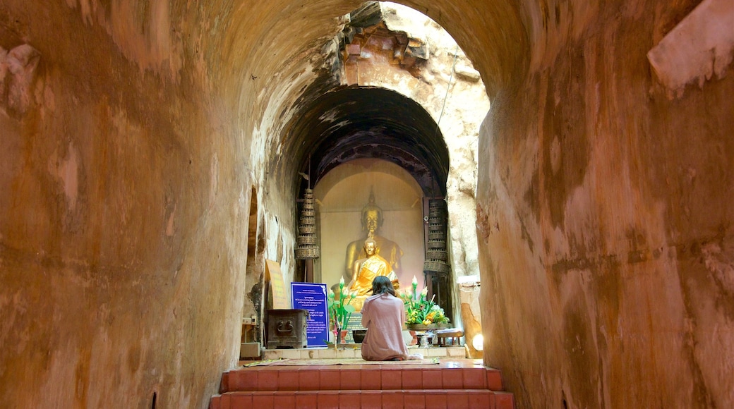 Wat Umong que inclui um templo ou local de adoração assim como uma mulher sozinha