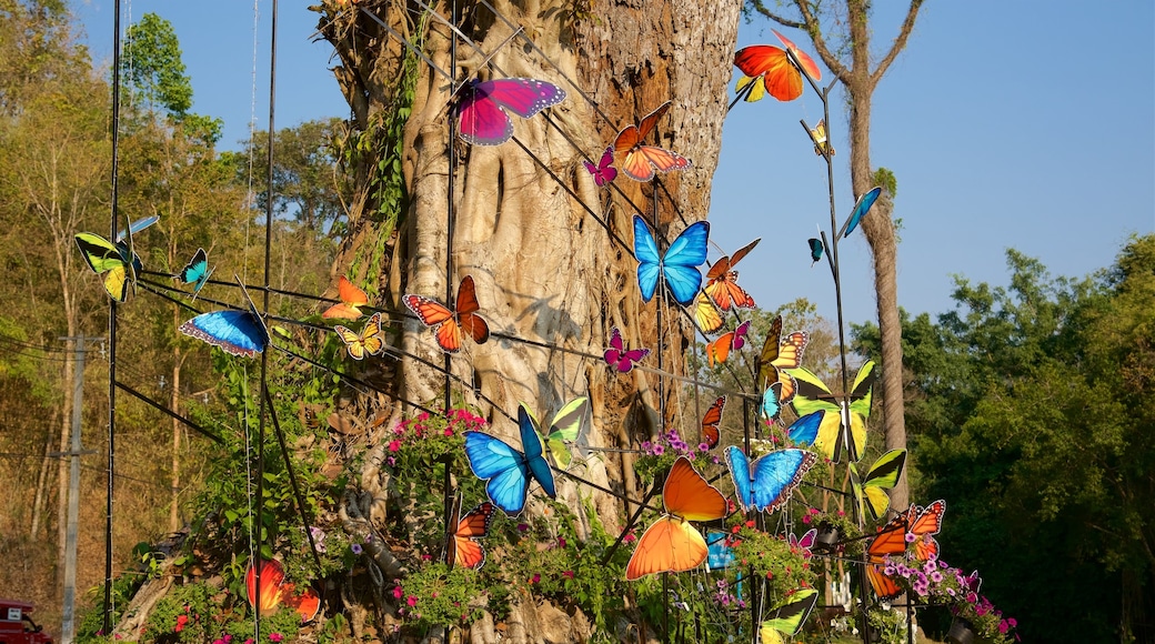 Jardín Botánico Reina Sirikit mostrando arte al aire libre y un parque