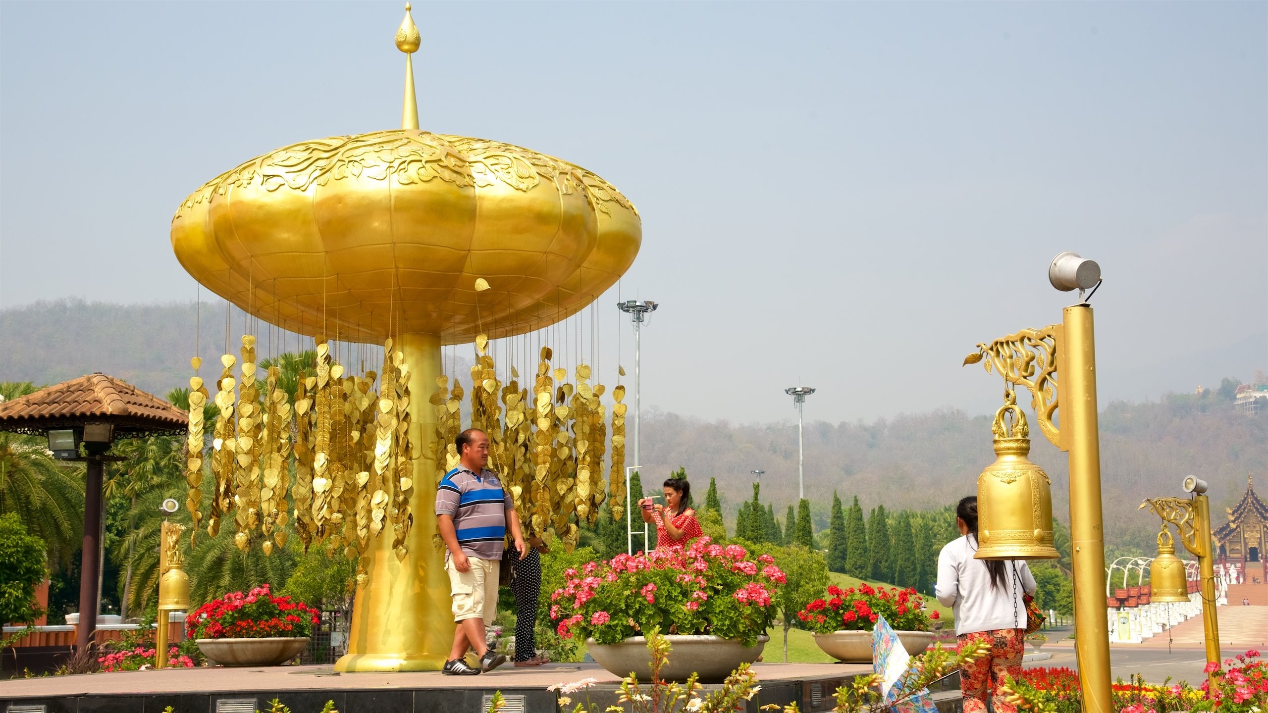 Royal Flora Ratchaphruek National Park featuring flowers, a monument and a park