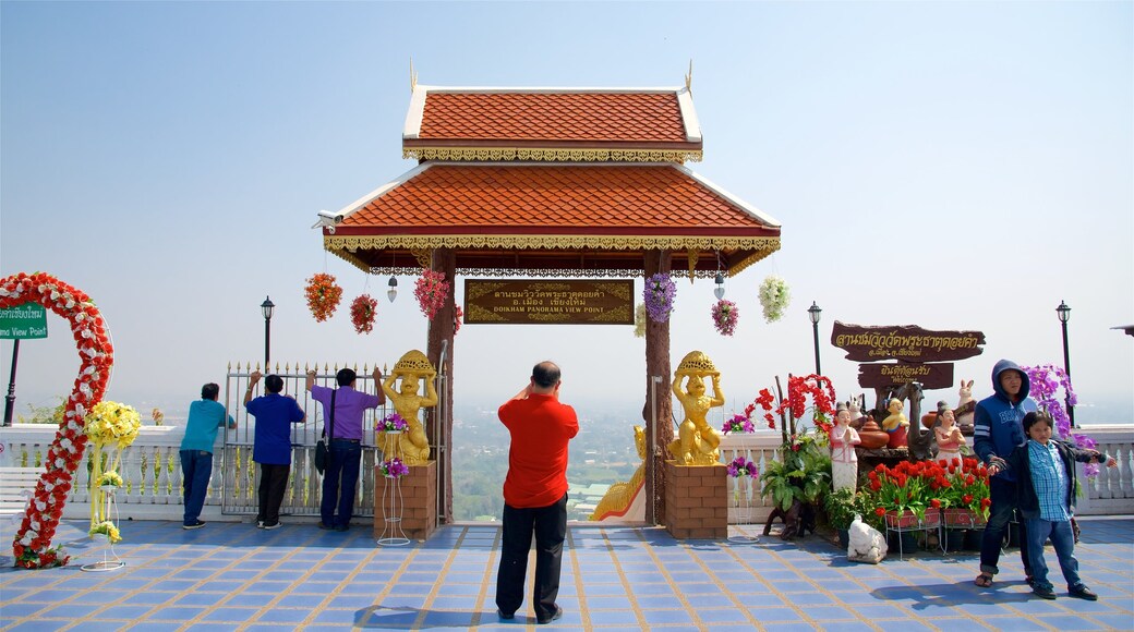 Wat Phra That Doi Kham showing heritage elements and views as well as a family