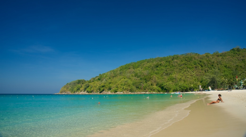 Phuket mostrando una bahía o un puerto, selva y una playa