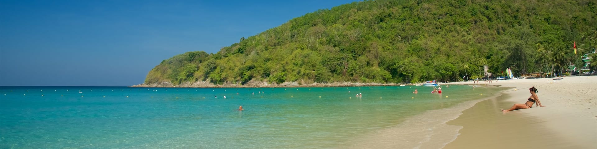 Phuket montrant plage, baie ou port et forĂȘt vierge