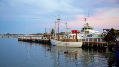 Gippsland som visar båtkörning, en solnedgång och en hamn eller havsbukt