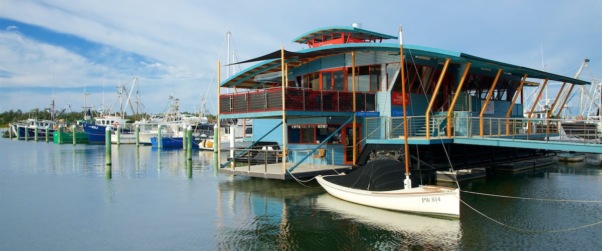 Lakes Entrance que incluye una bahía o puerto, una marina y estilo de vida de café
