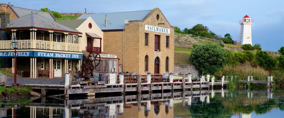 Flagstaff Hill Maritime Village que incluye una bahía o puerto, señalización y un faro