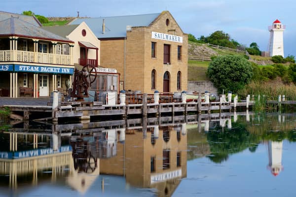 Flagstaff Hill Maritime Village mettant en vedette phare, baie ou port et signalisation