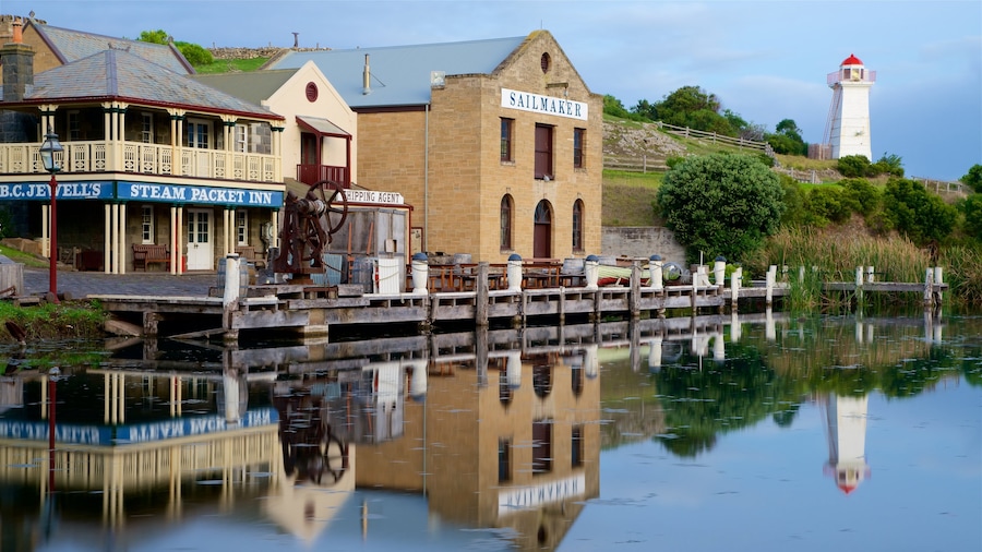 Flagstaff Hill Maritime Village ofreciendo una bahía o un puerto, un faro y señalización