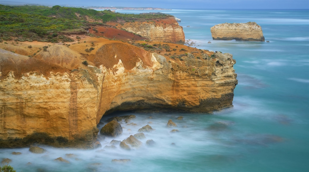 Bay of Islands Coastal Park bevat rotsachtige kustlijn