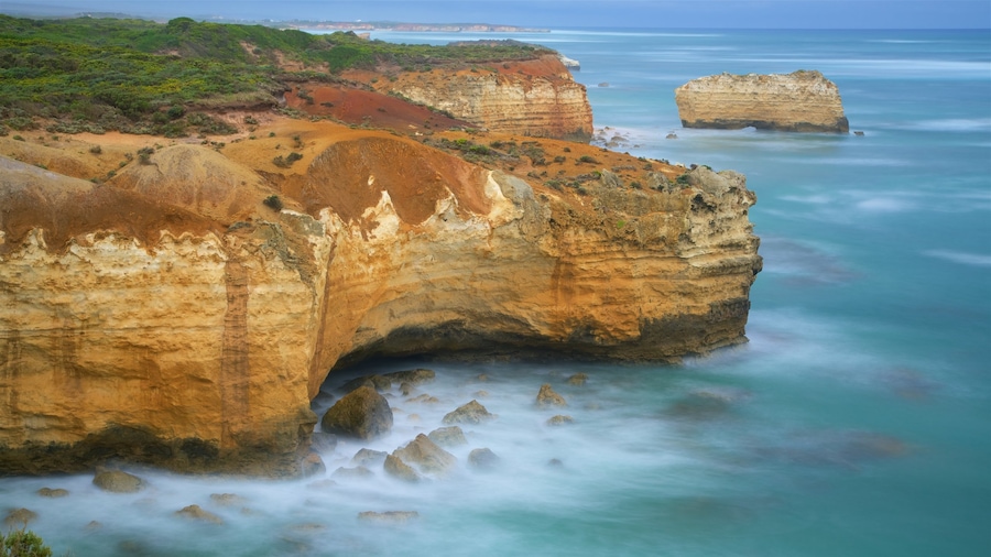 Bay of Islands Coastal Park showing rugged coastline