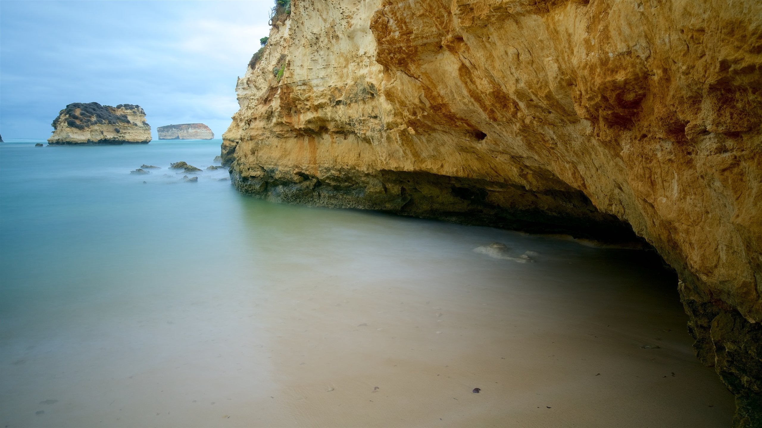 Bay of Islands Coastal Park featuring ranta ja kallioinen rannikko