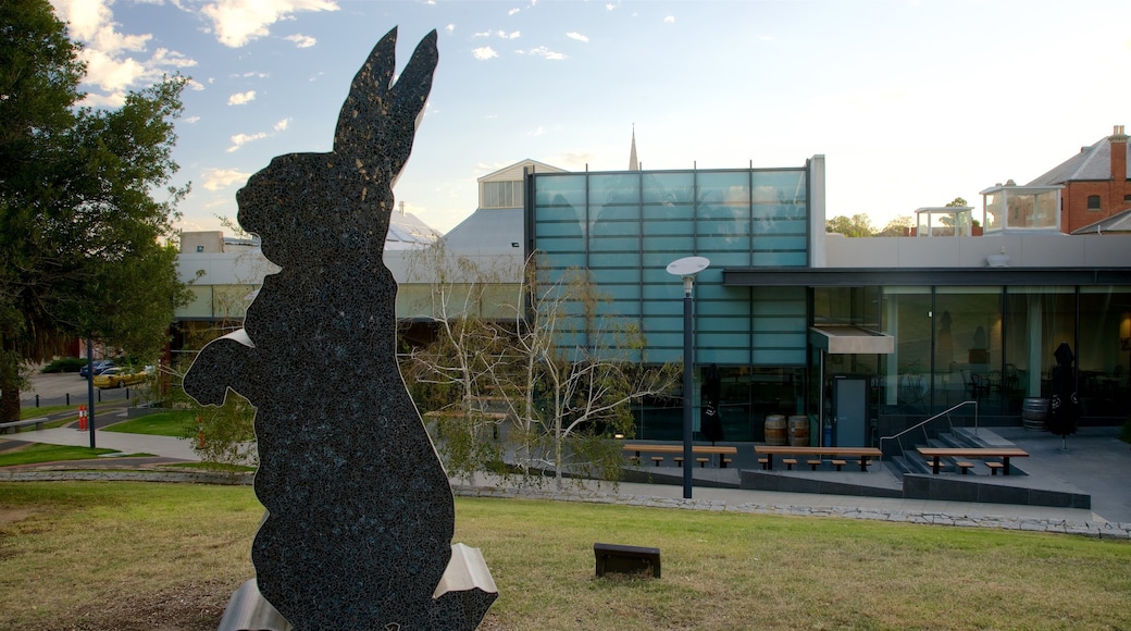 Bendigo Art Gallery which includes a statue or sculpture