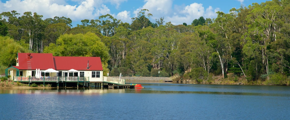 Daylesford que incluye un lago o abrevadero y una casa