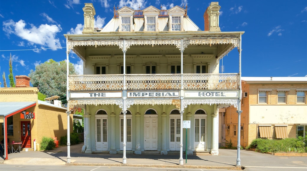 Castlemaine which includes a hotel