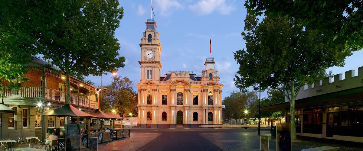 Bendigo which includes a square or plaza