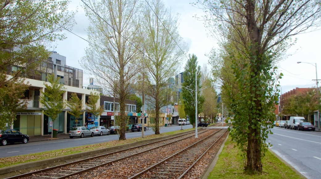 North Melbourne que incluye elementos ferroviarios y escenas cotidianas