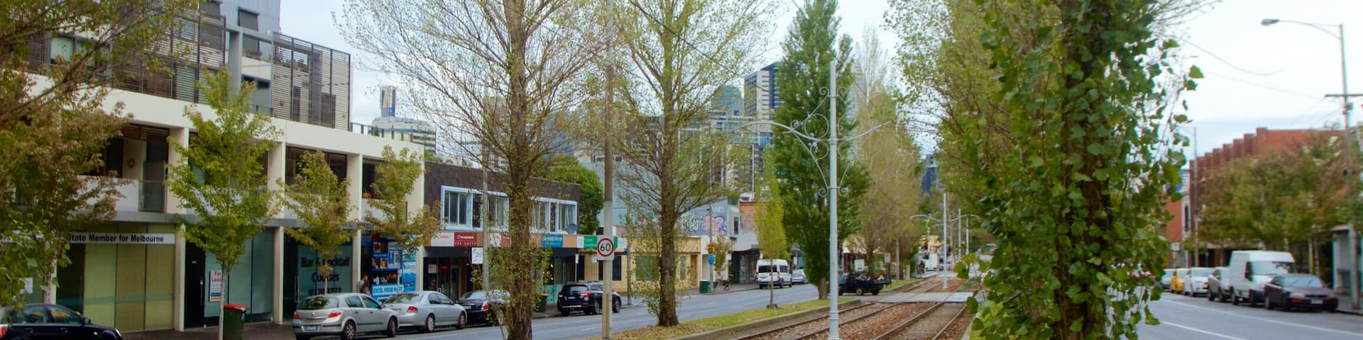 North Melbourne welches beinhaltet Eisenbahnbetrieb und Straßenszenen