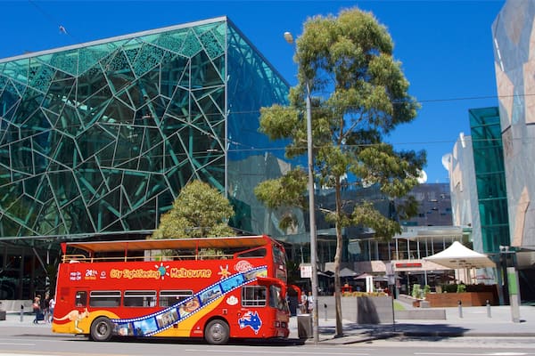 Federation Square showing street scenes, modern architecture and a city
