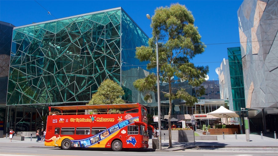 Federation Square qui includes scènes de rue, ville et architecture moderne