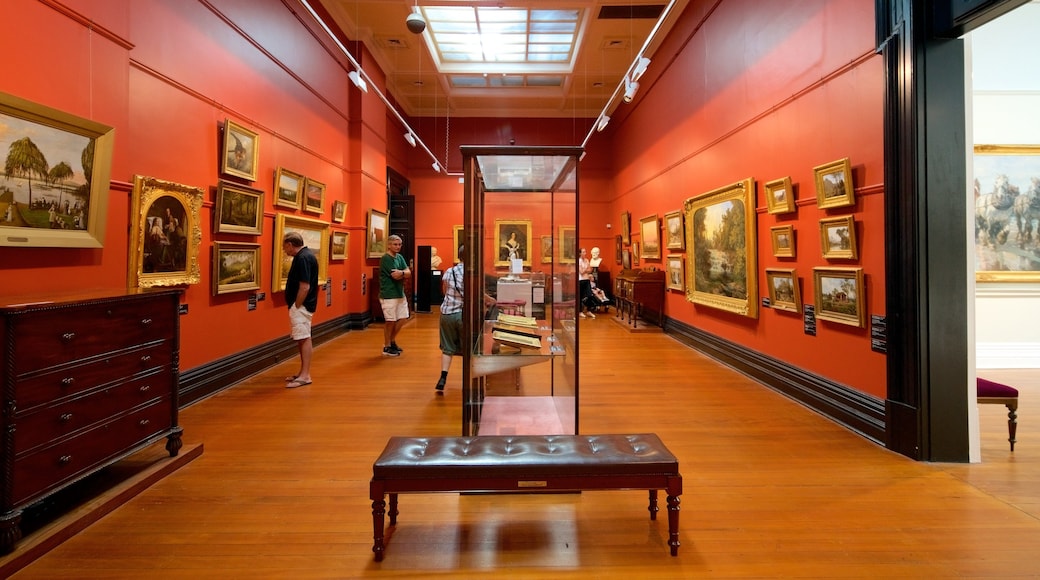 Ballarat Fine Art Gallery bevat interieur en ook een klein groepje mensen