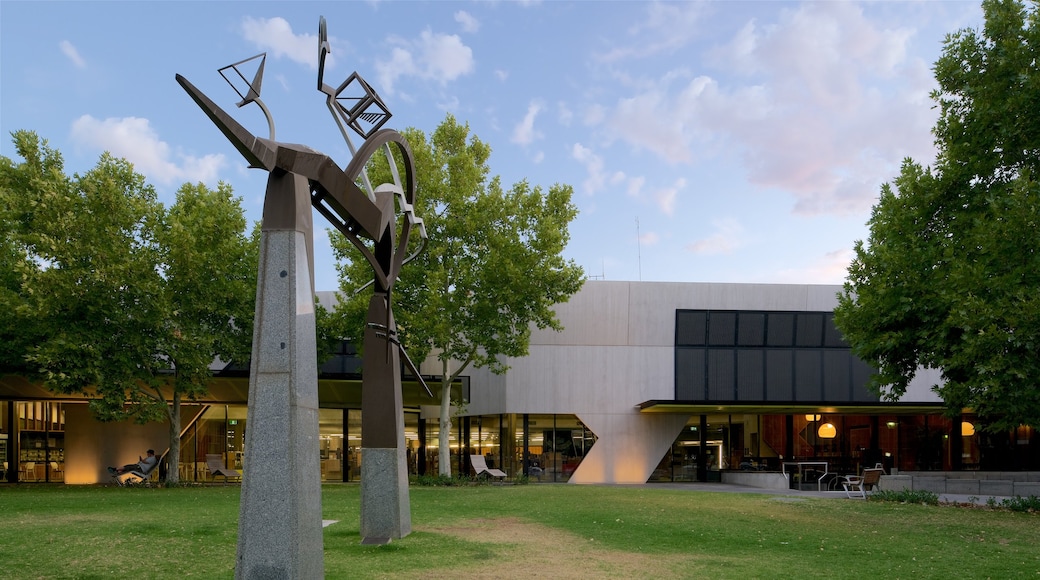 Bendigo Library som visar utomhuskonst, en administrativ byggnad och en trädgård