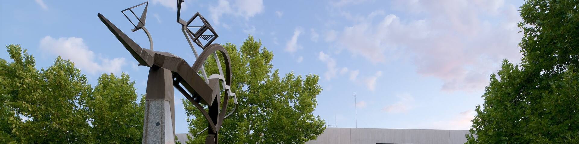 Bendigo Library featuring an administrative building, outdoor art and a garden